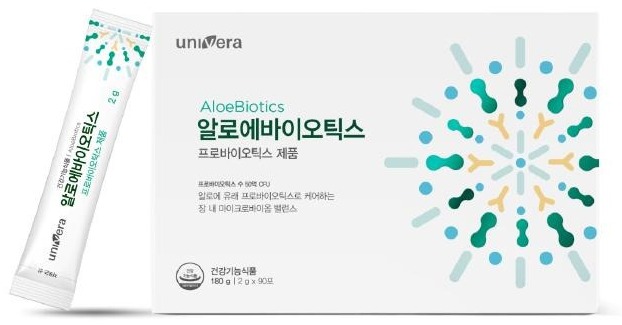 알로에바이오틱스 흰 상자와 왼쪽에 비스듬히 기댄 초록 무늬 흰 스틱 1포. 상자 글자: univera, AloeBiotics, 알로에바이오틱스, 프로바이오틱스 제품, 프로바이오틱스 수 50억 CFU, 알로에 유래 프로바이오틱스로 케어하는 장 내 마이크로바이옴 밸런스, 건강기능식품 180 g | 2 g x 90포
