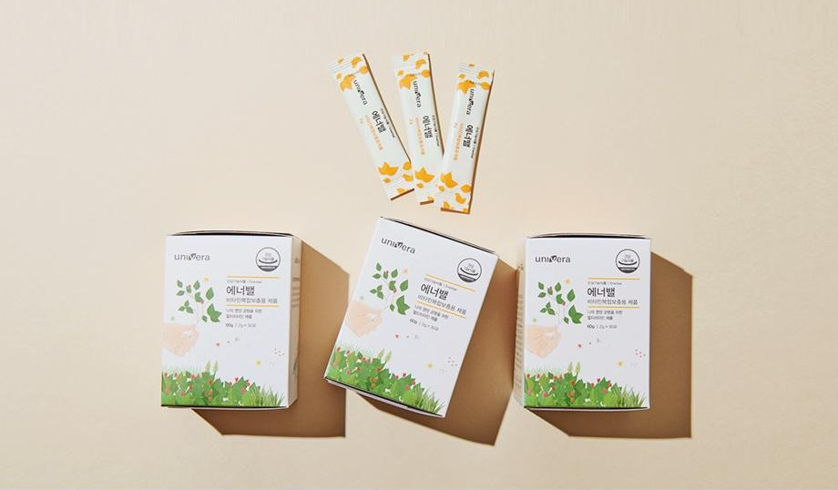 베이지 지면 위에 놓인 에너밸 스틱 3포와 60 g 소박스 3개