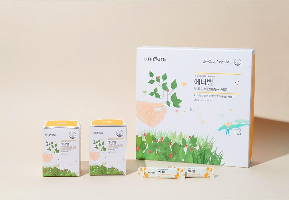 베이지 지면 위 에너밸 360 g 큰 상자와 60 g 소박스 2개, 앞에 스틱 2포