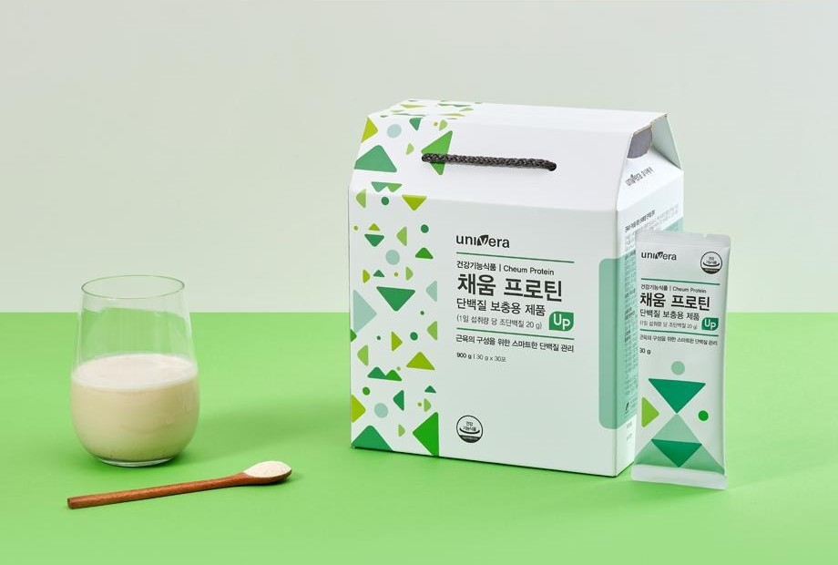 채움 프로틴 박스와 스틱, 잔과 나무 숟가락 연출