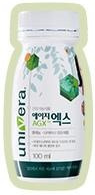 연두색 판 위에 놓인 에이지엑스 100 ml 병