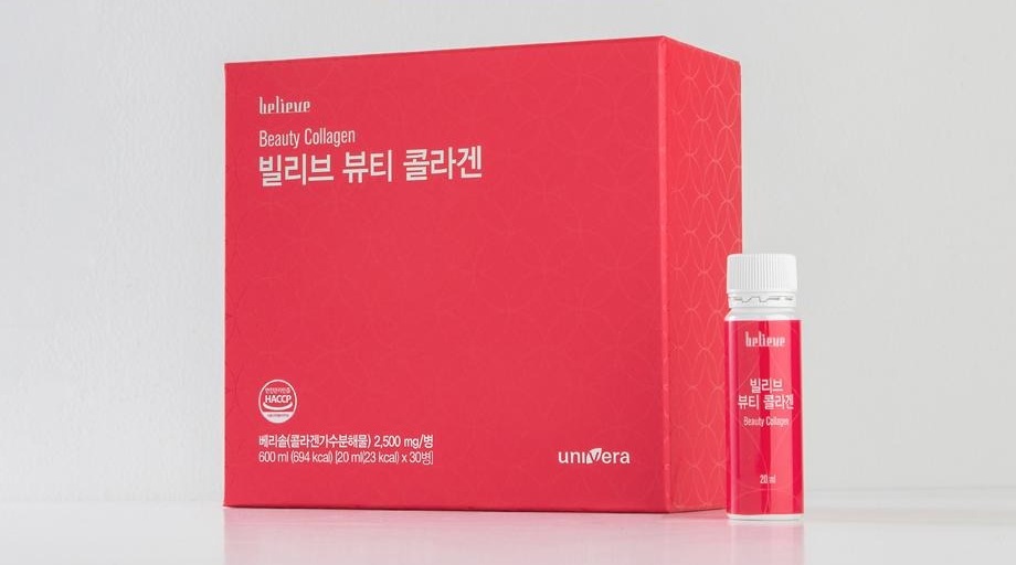 빌리브 뷰티 콜라겐 빨간 상자와 앰플 한 병이 연회색 지면에 놓인 연출 컷
