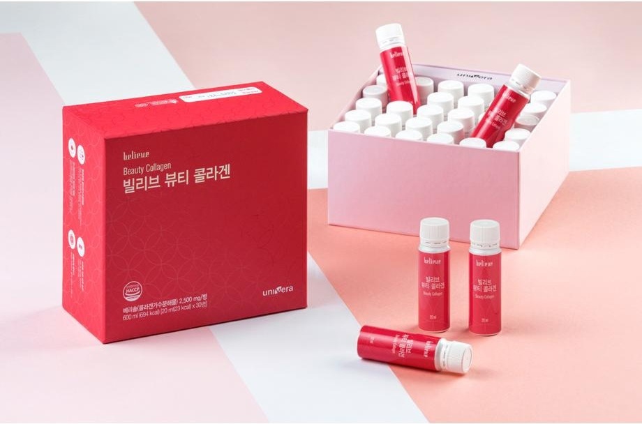 빌리브 뷰티 콜라겐 앰플 여러 병과 빨간 상자가 분홍 지면에 놓인 연출 컷