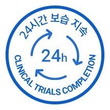 둥근 파란 배지. 위쪽에 둥글게 24시간 보습 지속, 가운데에 돌아가는 화살표 셋과 24h, 아래쪽에 둥글게 CLINICAL TRIALS COMPLETION
