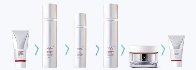 W389 제품 여섯이 차례로 놓인 줄 — 필링젤 튜브, 토너 병, 스팟 에센스 병, 로션 병, 크림 단지, 선크림 튜브(은빛 · 빨간 띠). 사이사이 하늘색 꺾쇠