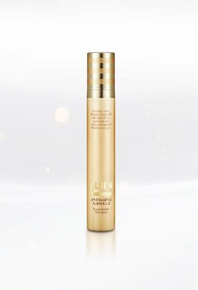 알로엔 안티에이징 앰플 15ml 용기와 바닥에 비친 그림자. 용기 글자: Univera's Aloe Beauty, Aloen will take care of you and make you shine with greater beauty every day., ALOEN, THE GOLD, ANTIAGING AMPOULE, Nourished & Skin gloss