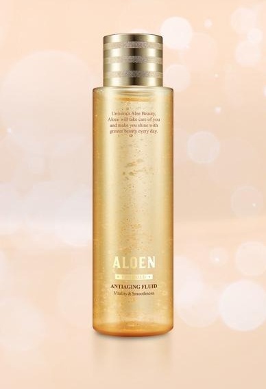 알로엔 안티에이징 플루이드 200ml 용기와 바닥에 비친 그림자. 용기 글자: Univera's Aloe Beauty, Aloen will take care of you and make you shine with greater beauty every day., ALOEN, THE GOLD, ANTIAGING FLUID, Vitality & Smoothness