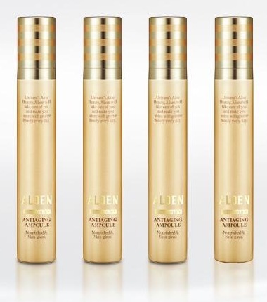 알로엔 안티에이징 앰플 네 병이 나란히 서 있다. 용기 글자: ALOEN, THE GOLD, ANTIAGING AMPOULE Nourished & Skin gloss
