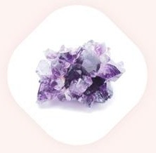 흰 둥근 마름모 틀 속의 보랏빛 자수정 원석