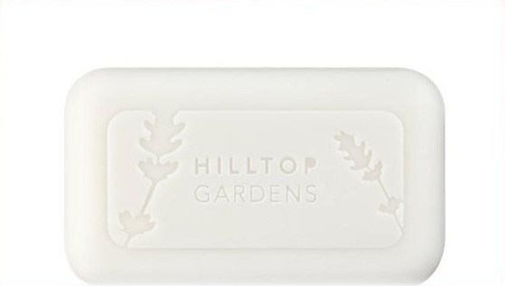 흰 카드 위의 힐탑가든 비누. 음각: 라벤더 가지 둘과 HILLTOP GARDENS