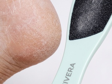 갈라진 뒤꿈치 옆의 검은 사포면 풋파일(UNIVERA)